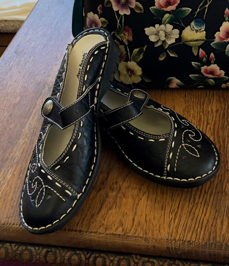 Medium heel woman leather shoe. Fiona