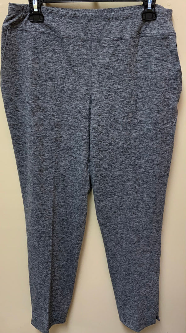 Elin Bottom - Grab these pants and pair them with our Elin top (shown below) for the perfect active wear meets lounge wear set!  Pants have 2 side pockets   Machine washable  Available in 2 colors - Green and Black  Small - 3X
